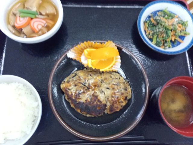 今日の富山はなんと‼️‼️

最高気温37度………😱😱😱😱😱😱💦💦💦💦💦💦💦💦

朝から暑く…

強い日差し…

外に一歩出ただけでブワっと汗が吹き出しました🫠

今朝は、デイに着く前から汗びっしょりで出勤して一日…髪がぺっちゃんこだった私Sです(笑)

まだ梅雨が明けていない富山

湿度も高い富山

これからが夏本番です‼️

体調に気をつけて夏を乗り切りましょう😭

⚠️水分補給は、こまめに摂りましょうね😭♥️

⚠️エアコンを使って室内の気温の調整も大事です‼️

⚠️食中毒にも注意です‼️

⚠️コロナもまた流行って来ているそうです‼️　

手洗い、うがい、換気　　　大切です‼️

🌟いずみランチのご紹介🌟

🌟豆腐ハンバーグ

🌟車麩の煮物

🌟青菜のごま和え

🌟みそ汁

🌟くだもの

明日、またみなさんのご来所お待ちしております🤗♥️

#富山市内
#デイサービスいずみ
#毎日手作りランチ
#機能訓練
#レッドコード
#体験利用もお気軽にお問い合わせ下さい😊